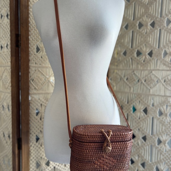 Handcrafted brown oval rattan woven Sirena Tosh crossbody bag - Picture 2 of 10